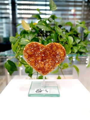 Szczotka cytrynu w kształcie serca na czarnej podstawce, naturalny minerał o miodowej barwie, dekoracja Brazi.