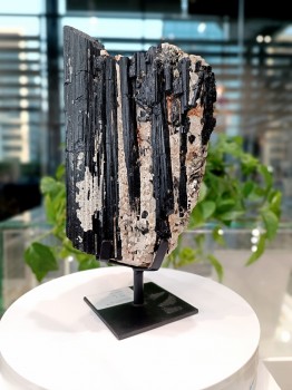 Dekoracyjny czarny turmalin na czarnej metalowej podstawce, naturalny okaz minerału Brazi Druse Jewelry.