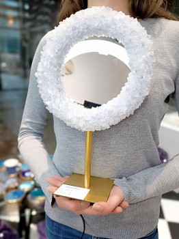 Lustro z naturalnym kryształem górskim trzymane w dłoniach, prezentacja skali i barwy minerału, Brazi.