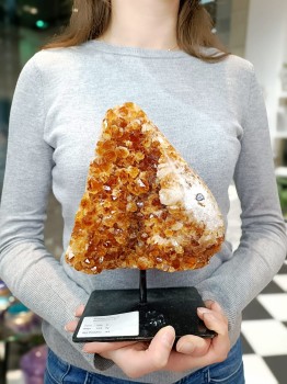 Duża szczotka cytrynu trzymana w dłoniach, prezentacja skali i wielkości naturalnego kamienia, Brazi Druse Jewelry.