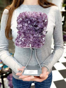 Naturalna szczotka ametystu na stojaku trzymana w dłoni, prezentacja wielkości minerału, biżuteria Brazi