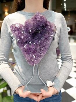 Dekoracyjna szczotka z naturalnego ametystu na czarnej metalowej podstawce, minerał Brazi Druse Jewelry.