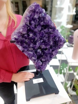 Zbliżenie na naturalną szczotkę ametystu nr 117 osadzoną w metalowym uchwycie, biżuteria Brazi.