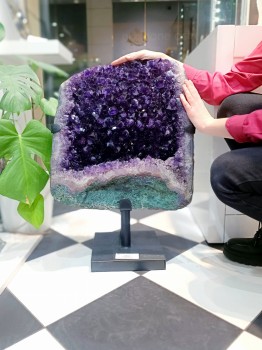 Ametystowa dekoracja Brazi Druse Jewelry, nr 54, na czarnej podstawce.