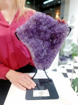 Szczotka ametystu o wadze 4,55 kg na metalowym stojaku, duży minerał z Brazylii w aranżacji, marka Brazi.