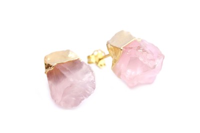 Para kolczyków z surowego kwarcu różowego w złoconej oprawie na białym tle, biżuteria Brazi.