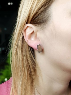 Srebrne kolczyki z prostokątnym agatem o krystalicznej strukturze druzy na uchu modelki, biżuteria Brazi