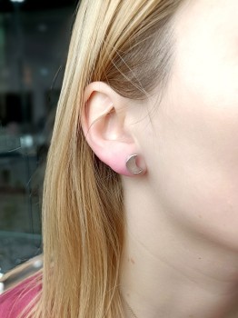 Kolczyki z naturalnym kwarcem różowym księżyc na uchu, biżuteria srebrna Brazi.