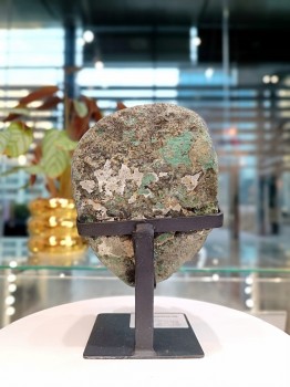 Tył geody ametystowej na stojaku, surowa struktura naturalnej matrycy kamienia, biżuteria Brazi