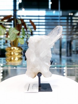 Szczotka z kryształu górskiego na czarnej metalowej podstawie, dekoracja na białym blacie, biżuteria Brazi