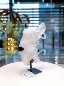 Kryształ górski na metalowej podstawce nr 169, boczny profil naturalnej szczotki kwarcowej, biżuteria Brazi