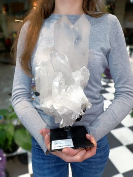 Naturalny kryształ górski w formie szczotki na metalowej podstawce, dekoracja do wnętrz Brazi.