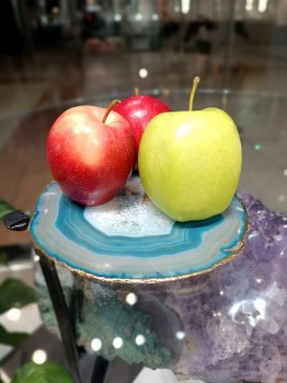 Dekoracyjna platera z agatu morskiego ze złoconym rantem, aranżacja z owocami, biżuteria Brazi.