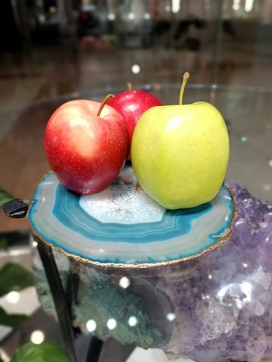 Dekoracyjna platera z agatu morskiego ze złoconym rantem, aranżacja z owocami, biżuteria Brazi.