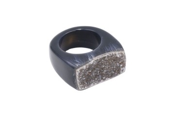 Pierścionek z naturalnego czarnego agatu z prostokątną druzą o krystalicznej strukturze, biżuteria Brazi