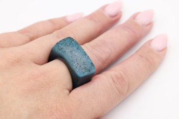 Pierścionek z morskim agatem o nieregularnej strukturze druzy na dłoni, marka Brazi