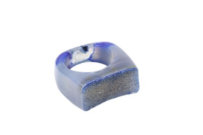 Pierścionek z naturalnego niebieskiego agatu o surowej strukturze druzy, biżuteria marki Brazi.