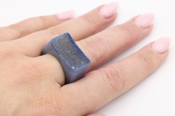 Pierścionek z naturalnego niebieskiego agatu o prostokątnym kształcie z druzą, biżuteria Brazi.