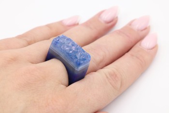 Srebrny pierścionek z niebieskim agatem druza prezentowany na dłoni, unikalna biżuteria z minerałów marki Brazi