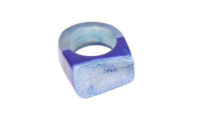 Pierścionek z naturalną niebieską druzą agatu o płynnych przejściach kolorystycznych, biżuteria Brazi.