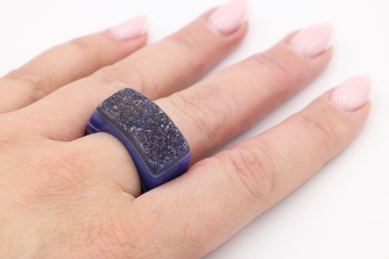 Niebieski pierścionek agat druza w srebrnej oprawie na dłoni, marka Brazi Druse Jewelry