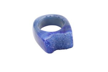 Pierścionek z niebieskim agatem o strukturze druzy, naturalny kamień o polerowanym wykończeniu, biżuteria Brazi