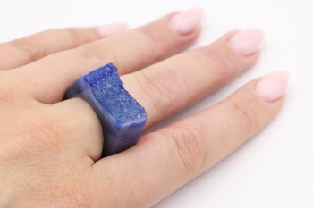 Pierścionek z niebieską druzą agatu o pasmowym uwarstwieniu, biżuteria z kamienia naturalnego, marka Brazi