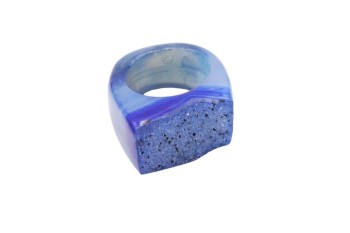 Pierścionek z naturalnego niebieskiego agatu o surowej strukturze druzy, biżuteria Brazi.