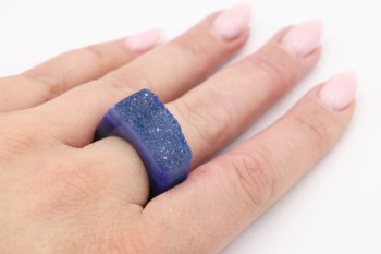 Pierścionek z niebieską druzą agatu zaprezentowany na dłoni, biżuteria z naturalnego kamienia Brazi.