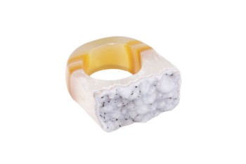 Pierścionek z białą druzą agatu o krystalicznej strukturze, miodowa obrączka z minerału, biżuteria Brazi