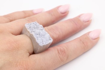 Pierścionek z białą druzą agatu na dłoni, biżuteria z naturalnych kamieni Brazi