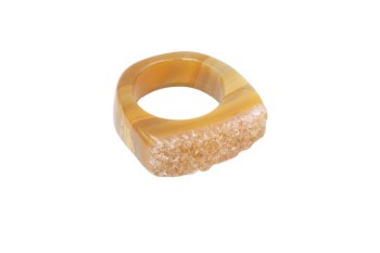 Pierścionek z naturalnym agatem o strukturze druzy w miodowych odcieniach, biżuteria Brazi