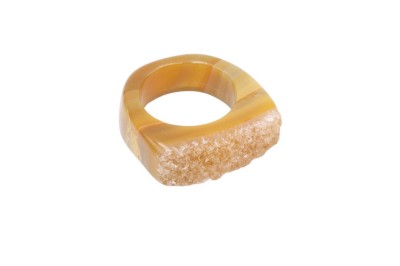 Pierścionek z naturalnym agatem o strukturze druzy w miodowych odcieniach, biżuteria Brazi