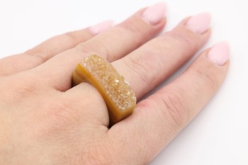 Srebrny pierścionek z rudym agatem i krystaliczną druzą prezentowany na dłoni, marka Brazi