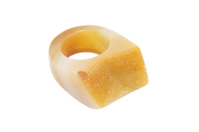 Pierścionek z naturalnego agatu o miodowej barwie z krystaliczną druzą, biżuteria Brazi