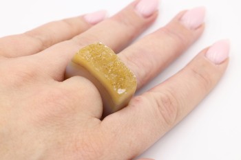 Pierścionek z rudym agatem i druzą na dłoni, biżuteria marki Brazi rozmiar 19.