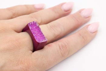 Srebrny pierścionek z naturalnym fuksjowym agatem druzą na dłoni, biżuteria Brazi
