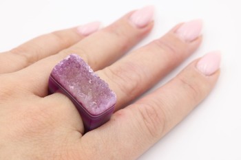 Pierścionek z różowym agatem o surowej strukturze druzy na dłoni, ręcznie wykonana biżuteria Brazi