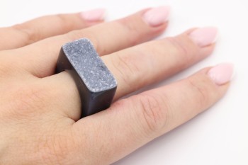 Pierścionek z szarym agatem druzowym, rozmiar 21.