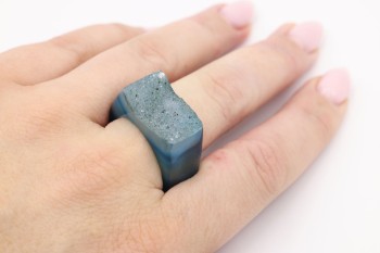 Pierścionek z agatem i morską druzą o prostokątnym kształcie na dłoni, biżuteria Brazi