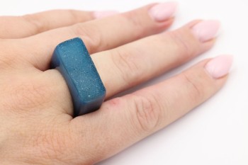 Srebrny pierścionek z morskim agatem o strukturze druzy na dłoni, biżuteria Brazi