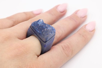 Pierścionek z granatową druzą agatu prezentowany na dłoni, naturalny minerał marki Brazi