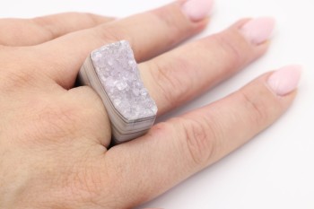 Pierścionek Brazi Druse Jewelry z naturalnego agatu, rozmiar 20, szlifowany, fioletowo-szary.