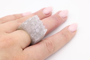 Pierścionek z agatu druzy, rozmiar 18, jasnoszary, surowy styl.