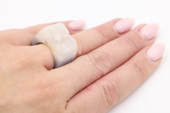 Pierścionek z szarym agatem w formie naturalnej druzy na dłoni, biżuteria ręcznie wykonana Brazi