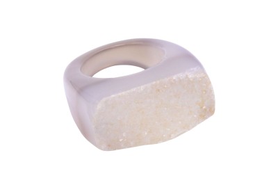 Pierścionek z naturalnego agatu z prostokątną kremową druzą o krystalicznej strukturze, biżuteria Brazi