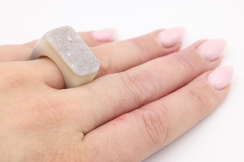 Pierścionek Brazi Druse, Agat, rozmiar 18, jasnoszary, prostokątny.