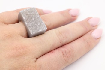 Pierścionek z agatu druzy, rozmiar 17, szary, Brazi Druse Jewelry.