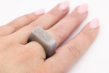 Masywny pierścionek z naturalnego agatu i druzy na dłoni modelki, biżuteria marki Brazi