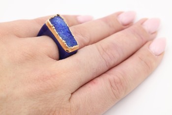 Pierścionek z niebieskim agatem i druzą na dłoni modelki, biżuteria marki Brazi.